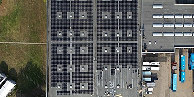 Das Bild zeigt die Solaranlage auf dem Busbetriebshof von oben. 
