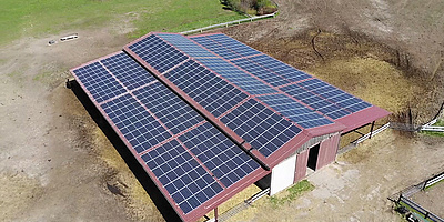 Das Bild zeigt die Solarmodule auf dem Dach des Agrarbetriebs.