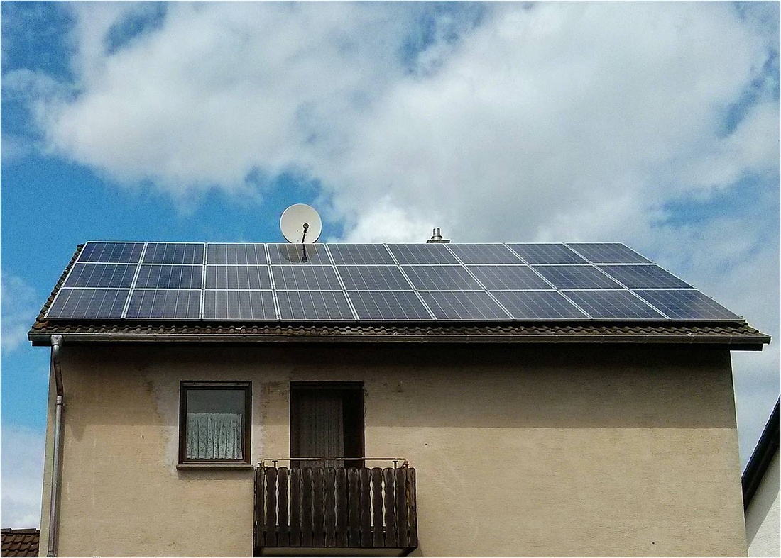 Während man früher ein Dach häufig ausschließlich zur Solarstromgewinnung eingesetzt hat, dimensioniert man heute ein Solardach nach dem Eigenbedarf an Strom und Wärme. (Foto: energie-experten.org)