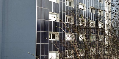 Das Bild zeigt das Wohn-Hochaus mit der Solar-Fassadenanlage.