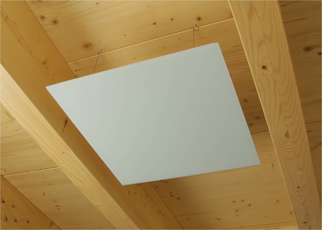 Infrarotheizplatten lassen sich z.B. mittels dünnem Drahtseil von der Decke abhängen und so Küche, Badezimmer oder das Wohnzimmer angenehm erwärmen. (Foto: Vitramo GmbH)