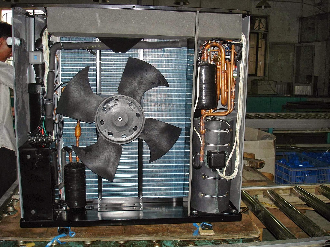 Der Ventilator im Außengerät der Split-Klimaanlage sorgt dafür, dass die Verdampfungs(ab-)wärme abgegeben werden kann und sich das Kältemittel wieder verflüssigt. (Foto: energie-experten.org)