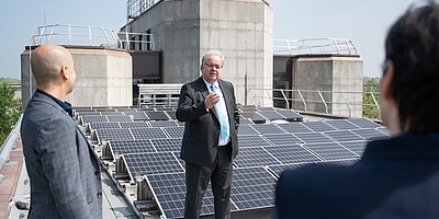 Hier sehen Sie Staatssekretär Dr. Patrick Obdenhövel wie er die Solaranlage auf dem Dach des Finanzamtes Duisburg-West einweiht