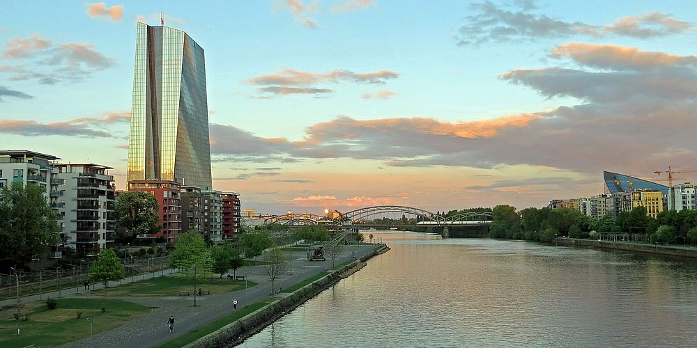 Hier sehen Sie die Europäische Zentralbank und den Main in Frankfurt