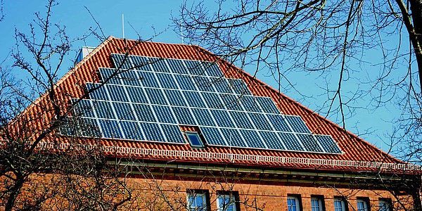 Das Bild zeigt die Solaranlage auf der Oberschule Findorff in Bremen.