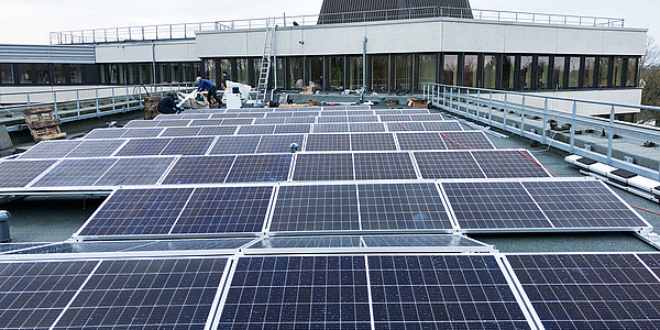 Das Bild zeigt die Solaranlage auf der Kreispolizeibehörde in Kleve (Foto: BLB NRW)