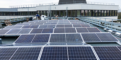 Das Bild zeigt die Solaranlage auf der Kreispolizeibehörde in Kleve (Foto: BLB NRW)