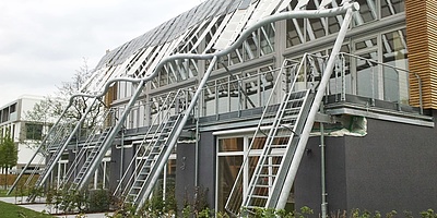 Hier sehen sie die Lamellen des IBA-Softhouses, welche der Glasfront und der Terrasse Schatten spenden
