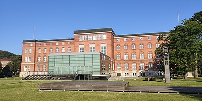 Das Bild zeigt den Plenarsaal des schleswig-holsteinischen Landtags in Kiel