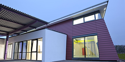 Das Bild zeigt den Eingangsbereich der Schule von außen. 