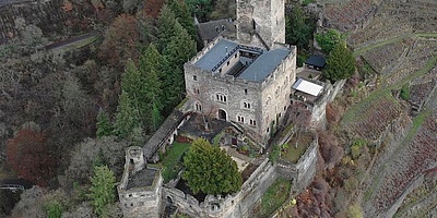 Das Bild zeigt Burg Gutenfels aus der Vogelperspektive