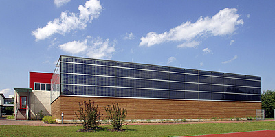 Hier sehen Sie die Solaranlage an der Turnhalle in Regensburg 