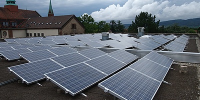 Das Bild zeigt die Solaranlage auf dem Dach der Merian Realschule.