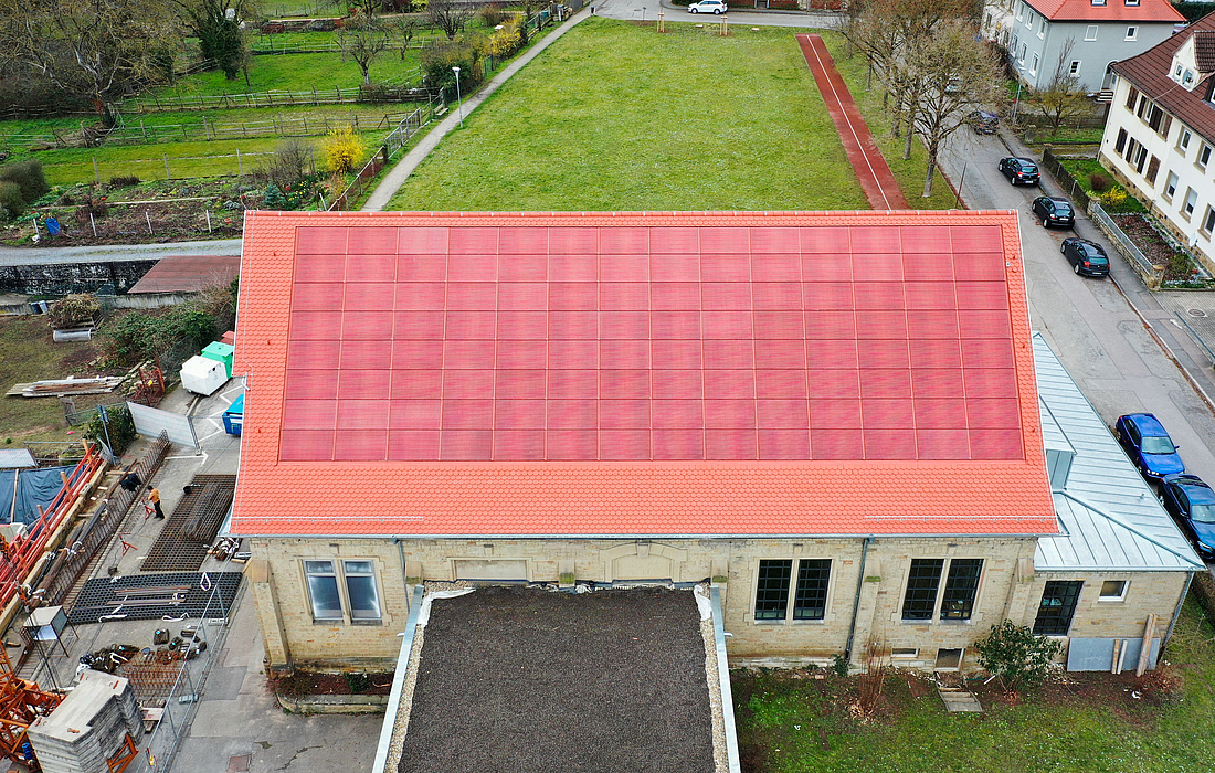 Im Rahmen des Forschungsprojekts »PVHide« wurde eine ziegelrote PV-Anlage direkt in das Dach eines historischen Gebäudes integriert. (© Fraunhofer ISE / Foto: Sarah de Carvalho)