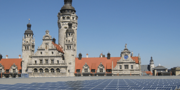 Hier sehen Sie das Dach der Propsteikirche in Leipzig, inklusive Solaranlage