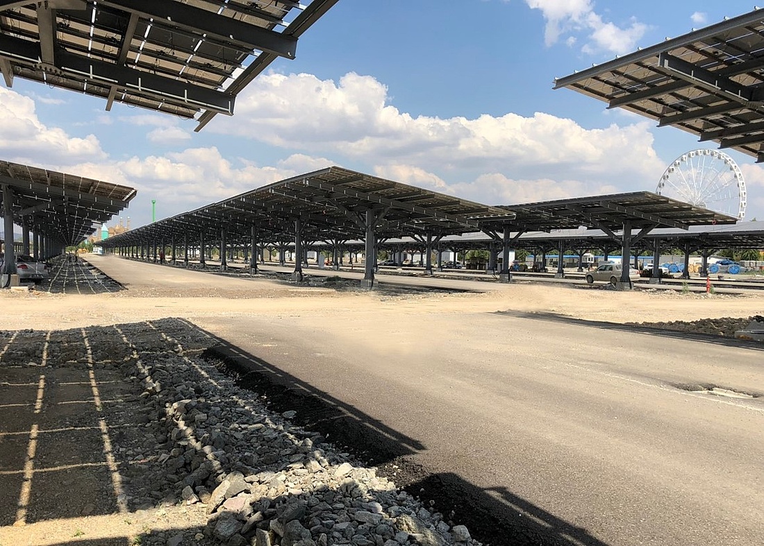Hier sehen Sie ein Bild des in Bau befindlichen weltweit größten Solarcarports mit einer Leistung von 10,2 Megawatt in Ankara am Vergnügungspark Ankapark. 