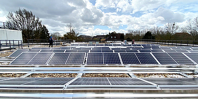 Hier sehen Sie die Solarmodule auf derm Dach des Landesarchiv Westfalen in Münster