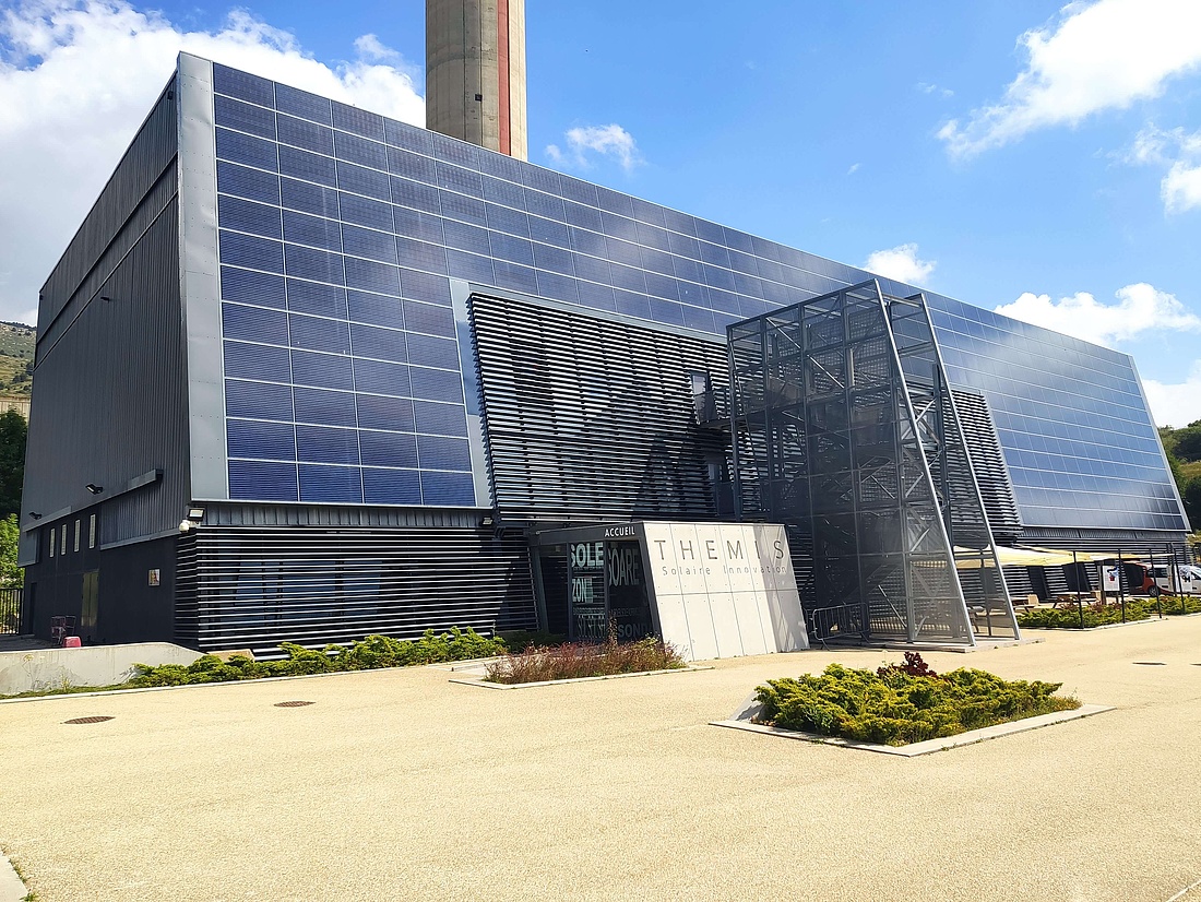 Die Fassade des repräsentativen Besucherzentrums ist natürlich auch mit Photovoltaik-Modulen verhängt. (Foto: energie-experten.org)