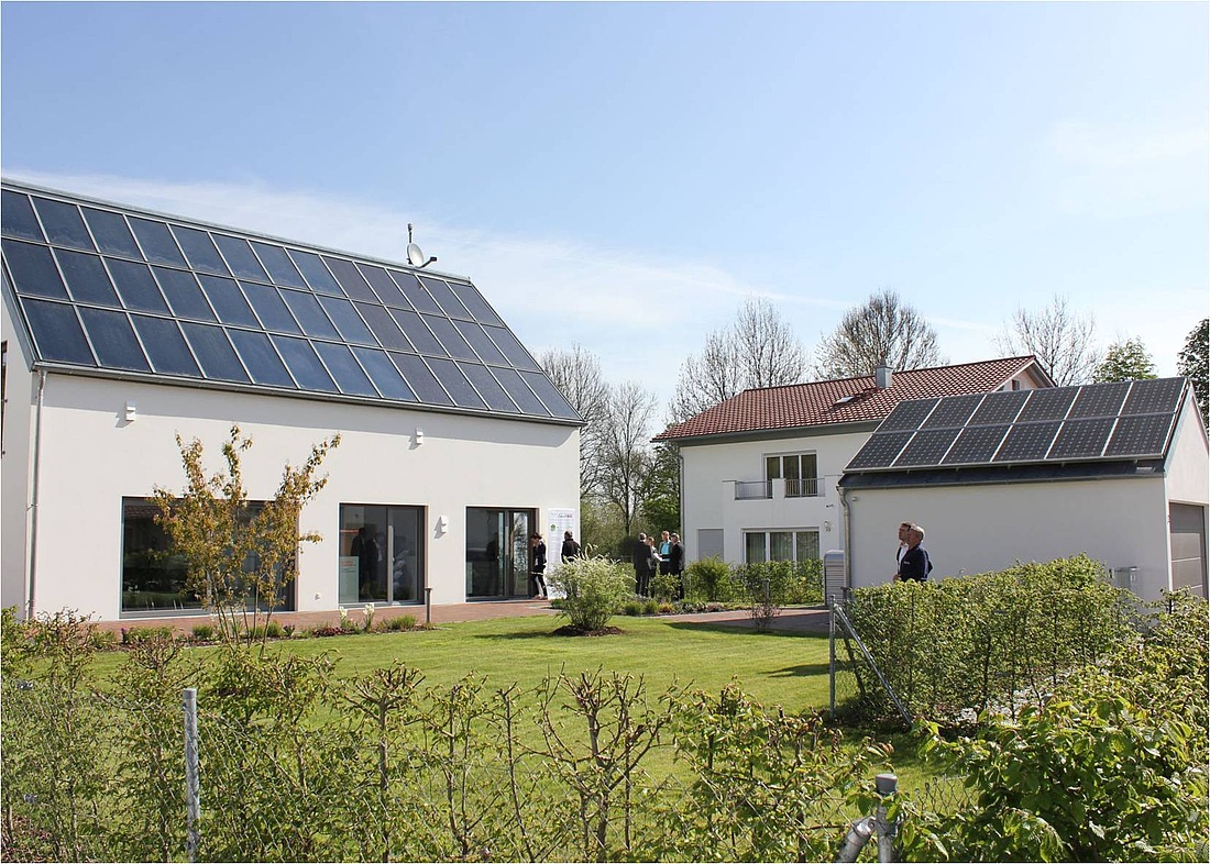 Das „Effizienzhaus Plus Schlagmann/BayWa“ in Raitenhaslach bei Burghausen ist mit einer Photovoltaikanlage, einem Stromspeicher, Solarthermie und Solarwärmespeicher sowie einer Wärmepumpe ausgestattet. Das ausgeklügelte Plusenergie-Konzept sorgt dafür, dass das Solar-Wärmepumpen-System bereits im zweiten Messjahr eine Arbeitszahl von 10,7 erzielte. (Foto: Sonnenhaus-Institut)