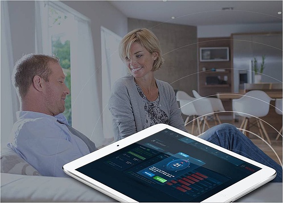 HomeCom ist eine portalgestützte Anwendung, mit der Sie Ihre Heizung mit Smartphone, Tablet oder PC steuern können. (Foto: Bosch Thermotechnik GmbH)