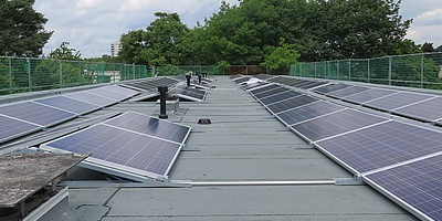 Das Bild zeigt die Solaranlage auf dem Dach der WBG-Liegenschaft.