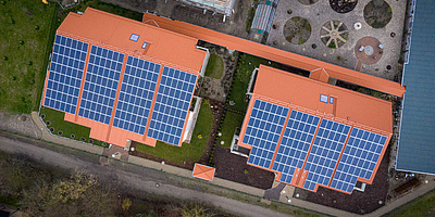 Das Bild zeigt die "Energieinsel Petershagen" aus der Luftansicht.