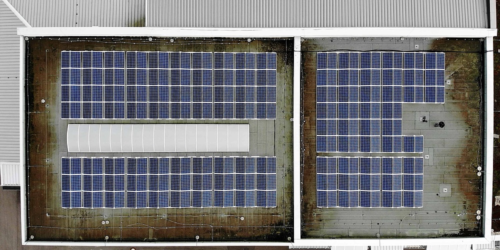 Hie sehen Sie eine Luftaufnahme des Dachs der Sunval Nahrungsmittel GmbH in Waghäusel, inklusive Solaranlage