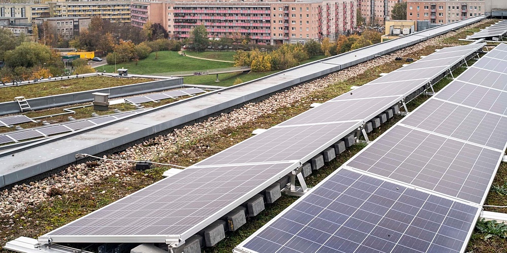 Hier sehen Sie die Solaranlage auf dem Dach der Alice Salomon Hochschule in Berlin