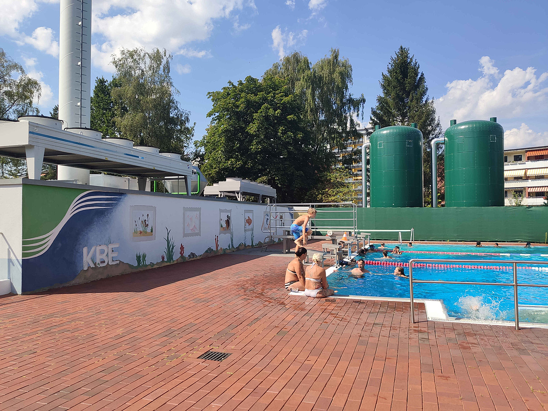 Das Freibad-Wasser in Ellerau wird energiesparende mittels Abwärme der Biogasanlage aufgeheizt. (Foto: energie-experten.org)