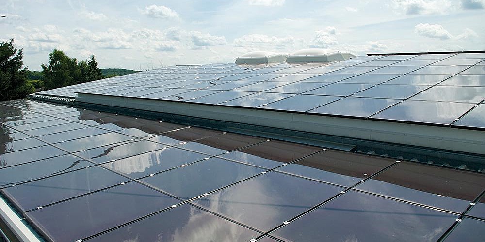 Das Bild zeigt die Solaranlage auf dem Geschäftsgebäude der KLAR. energie in Dernbach.
