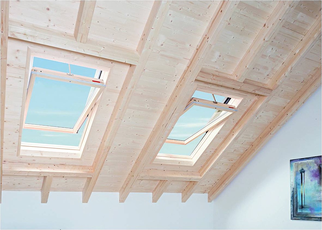 Im Dachgeschoss bieten sich elektrische Dachfenster (hier: RotoQ Tronic) mit intelligenter Steuerung und Sensorik an. Mit Luftqualitätssensoren, Dreh- oder Hygrolüftern lassen sich Stufe eins und zwei der DIN 1946-6 erfüllen. (Foto: Roto Dach- und Solartechnologie GmbH)