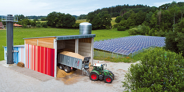 Drohnenaufnahme der Energiezentrale und der Freiflächen-Solarthermieanlage in Moosach (Foto: Viessmann/Enno Friedrich)