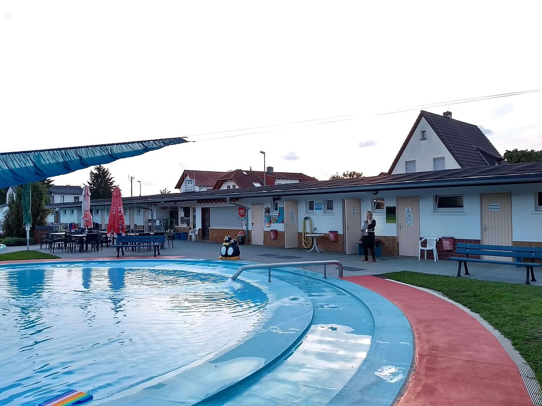 Dank Solarabsorbern heizt sich das Wasser im Freibad Crumstadt an heißen Tagen auf 28 °C auf und der Trägerverein spart Heizkosten ein. (Foto: energie-experten.org)