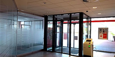 Das Bild zeigt den Eingangsbereich der Sparkassen-Filiale von innen.