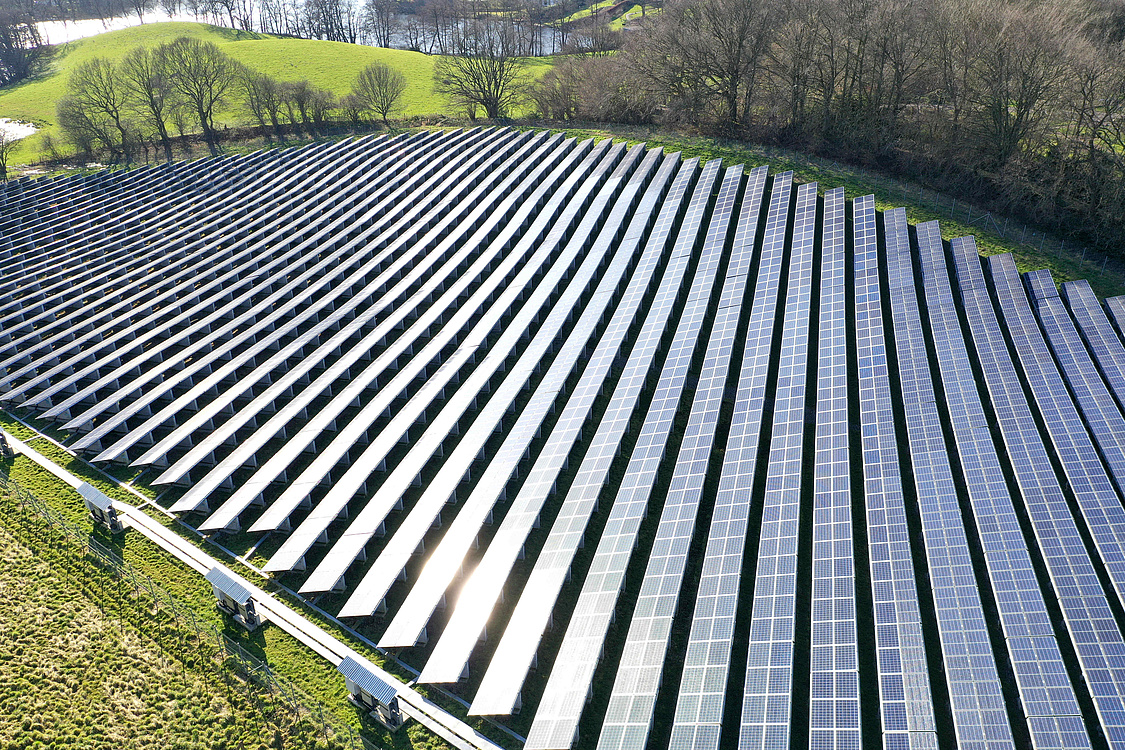Luftbild eines Solarparks in Glücksburg bei Flensburg (Foto: energie-experten.org)