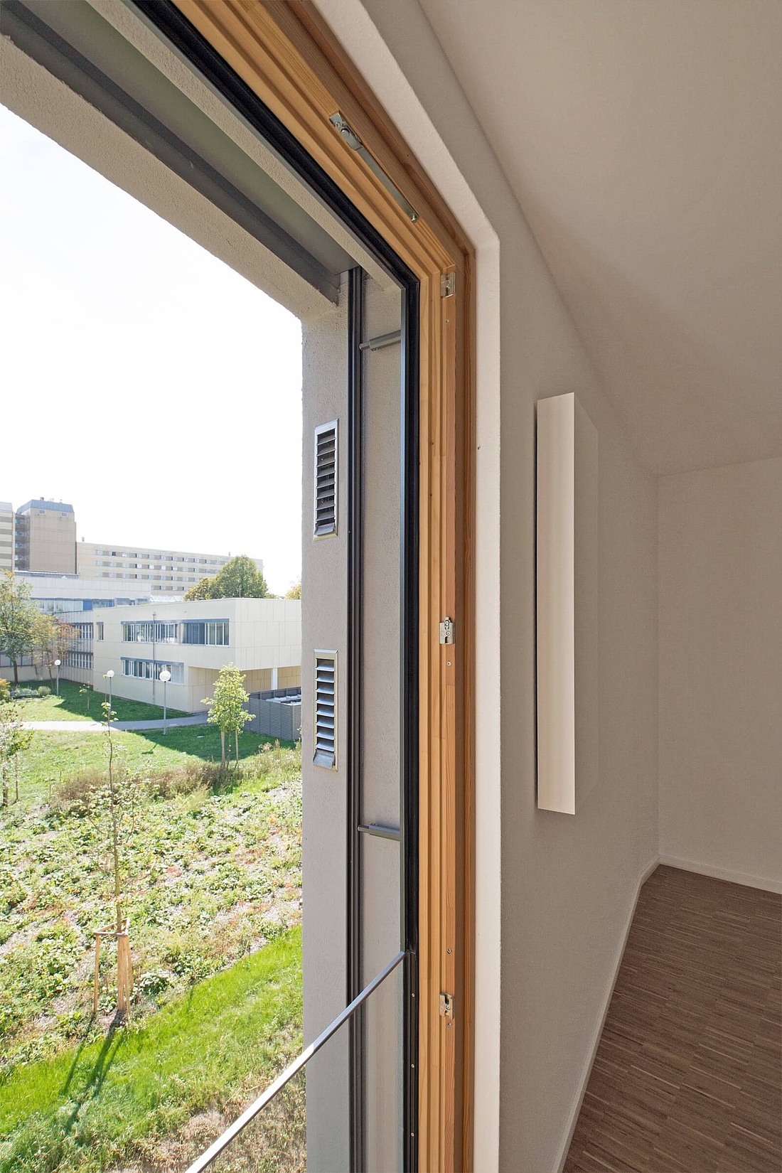 Die Laibungskanäle des freeAir 100 Fensterlüfters können je nach Wandstärke vor Ort einfach und schnell angepasst werden. (Foto: bluMartin GmbH)