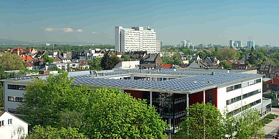 Das Bild zeigt das BiKuZ in Frankfurt mit der Solaranlage von außen.