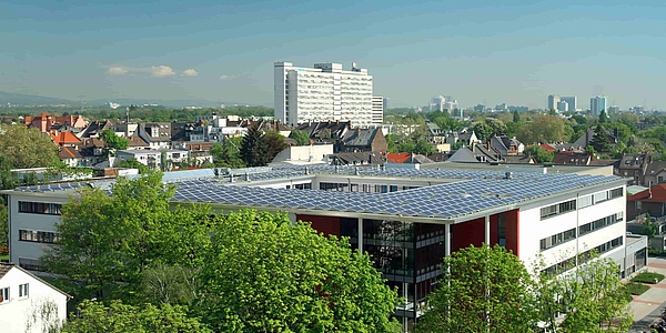 Das Bild zeigt das BiKuZ in Frankfurt mit der Solaranlage von außen.