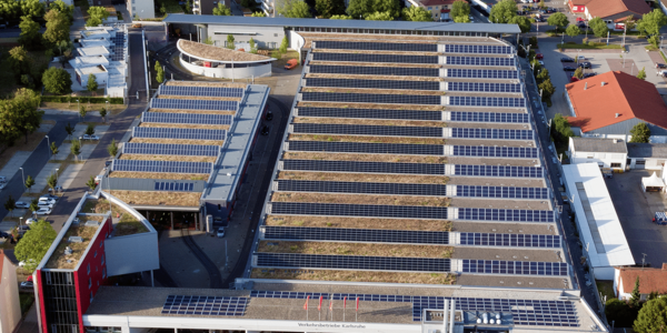 Hier sehen Sie eine Luftaufnahme der Solaranlage auf den Verkehrsbetrieben in Karlsruhe
