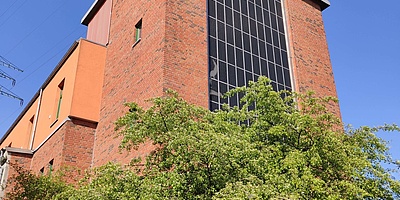 Das Bild zeigt die Fassade-Solaranlage an dem Greenpeace-Lager.