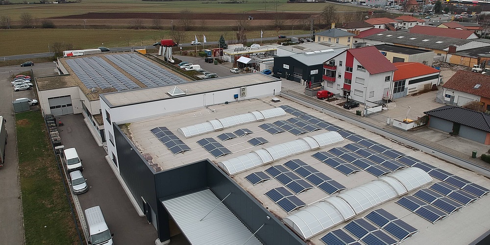 Das Bild zeigt die Solaranlage auf dem Unternehmensdach in Edingen-Neckarhausen.