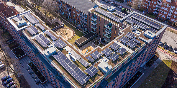 Luftbildaufnahme der Photovoltaikanlage auf dem Wohnhaus „Hammer Baum” in Hamburg (Foto: SOLARIMO GmbH)