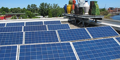 Auf dem Bild ist die Solaranlage auf dem Dach der Musikhalle in Lübeck abgebildet (Foto: MUK)