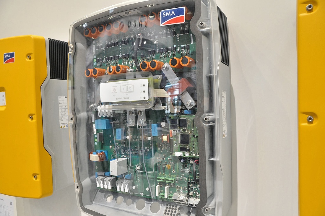 In einem Wechselrichter wandelt der Spannungswandler den Gleichstrom der PV-Anlage in Wechselstrom um. (Foto: energie-experten.org)