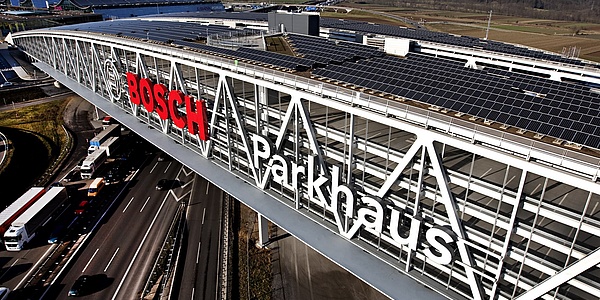 Das Bild zeigt das Bosch Parkhaus von außen (Foto: Flughafen Stuttgart GmbH)