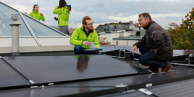 Hier sehen Sie die Solaranlage auf dem Dach des Altbaus in Hamburg-Eimsbuettel