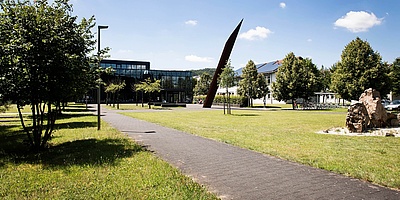 Das Bild zeigt den Außenbereich des Campus.