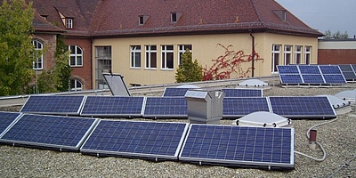 Das Bild zeigt die Solaranlage auf dem Gymnasium in Nürnberg (Foto: Pirckheimer Gymnasium Nürnberg)