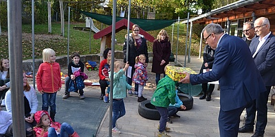 Das Bild zeigt die Wiedereröffnung des Kindergartens Ziegelhüttestraße