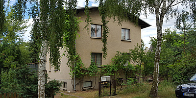 Das Bild zeigt das Haus von außen.